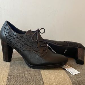 Dr scholls memory foam. Very confortable,